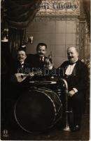 1913 Újévi üdvözlet / New Year greeting card, musicians drinking beer