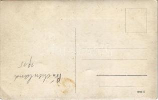 1915 Buchenland, Bukowina, Bucovina; IV. Károly király és osztrák-magyar katonák a kaszárnya bejárat...