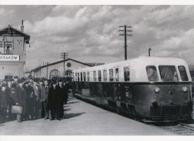 cca 1950 Magyar GANZ vonat (sínbusz?) Krakkó állomásán, 1 db modern nagyítás, jelzés nélkül, 15x21 cm