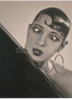 cca 1928 Josephine Baker (1906-1975) francia énekesnő, táncosnő a ?legyen más mint a többi? felvétel érdekében bebandzsított, 1 db modern nagyítás, jelzés nélkül, 21x15 cm