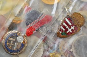 54db-os vegyes, főleg szocialista jelvény, kitüntetés tétel, közte 1956. "Bányász Szolgálati Ér...