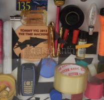 Tommy Vig (1938-): Fantázia. Vegyes technika, kollázs, applikációk, karton, jelzett. Üvegezett doboz...