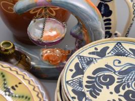 Nagy kerámia tétel: népművészeti tálak, kancsók, stb, közötte jelzettek, stb általában jó állapotban...