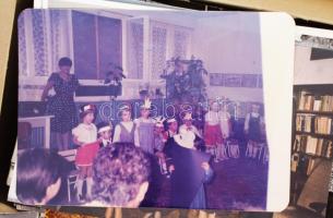 Vegyes fotó tétel, kb. 300 db, klf. témában (rendezvények, családi fotók, stb.), dobozban