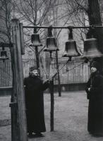 1935 Brassai (eredetileg Halász Gyula) (1899-1984) magyar - francia fotóművész felvétele (Orosz Vallási Akadémia, Orosz park, Párizs), a néhai FOTÓ újság (1954-1989) archívumából 1 db modern nagyítás, jelzés nélkül, 21x15 cm