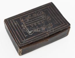 Doboznyi bizsu, iparművész bőr dobozban