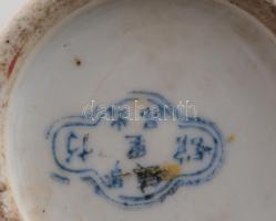 Famille Rose mintás kínai váza. cca 1950, szájánál kis repedésvonallal, m: 22,5 cm