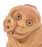 Majom kicsinyével. Antik keleti faragás, m: 6 cm
