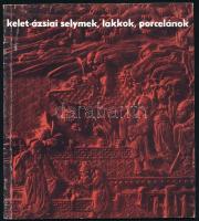 Kelet-ázsiai selymek, lakkok, porcelánok a XI. századtól napjainkig. Szerk.: Horváth Tibor. Bp., 1965, Hopp Ferenc, 46 p. Fekete-fehér fotókkal illusztrált. Kiadói papírkötés.