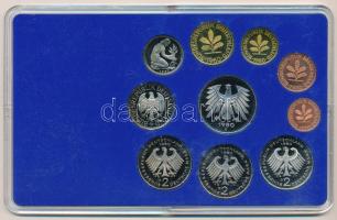 NSZK 1980D 1pf-5M (10xklf) forgalmi sor műanyag dísztokban T:PP halvány patina
FRG 1980D 1 Pfennig ...