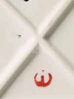 Hollóházi térdelő akt. Jelzett, hibátlan, m: 29,5 cm