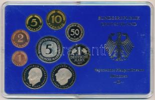 NSZK 1977D 1pf-5M (9xklf) forgalmi sor műanyag dísztokban T:PP halvány patina FRG 1977D 1 Pfennig - 5 Mark (9xdiff) coin set in plastic case C:PP halvány patina