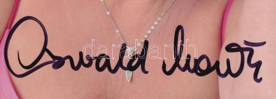 Oszvald Marika (1952-) színésznő aláírása az őt ábrázoló fotón