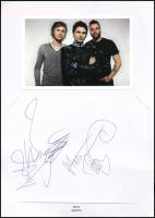 A Muse együttes tagjainak aláírása papírlapon az őket ábrázoló fotóval