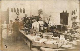 1922 Tátraszéplak, Tatranska Polianka, Westerheim (Magas-Tátra, Vysoké Tatry); szálloda konyhája, belső a személyzettel / hotel kitchen interior. M. Szabó Fotograf photo (gyűrődés / crease)