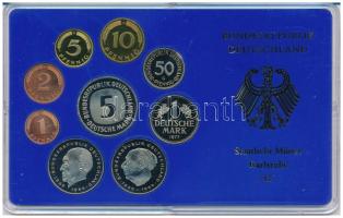 NSZK 1977G 1pf-5M (9xklf) forgalmi sor műanyag dísztokban T:PP halvány patina FRG 1977G 1 Pfennig - 5 Mark (9xdiff) coin set in plastic case C:PP halvány patina