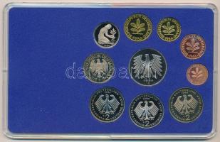 NSZK 1984D 1pf-5M (10xklf) forgalmi sor műanyag dísztokban T:PP halvány patina
FRG 1984D 1 Pfennig ...