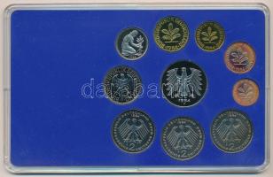 NSZK 1984F 1pf-5M (10xklf) forgalmi sor műanyag dísztokban T:PP halvány patina
FRG 1984F 1 Pfennig ...