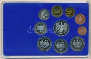 NSZK 1984J 1pf-5M (10xklf) forgalmi sor műanyag dísztokban T:PP halvány patina
FRG 1984J 1 Pfennig ...