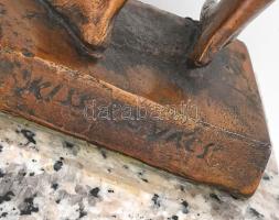 Kiss Kovács Gyula (1922-1984): Női akt. Bronz, gránit talapzaton. Jelzett 27 cm