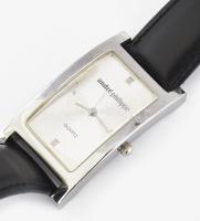 André Philippe Quartz férfi karóra, bőr szíjjal, kissé karcos Magyar Posta fém dísztokban 25x45 mm