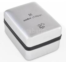 André Philippe Quartz férfi karóra, bőr szíjjal, kissé karcos Magyar Posta fém dísztokban 25x45 mm