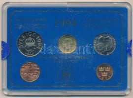 Svédország 1994. 50ö - 10K (4xklf) forgalmi sor műanyag tokban, emlékéremmel T:UNC karcos tok Sweden 1994. 50 Öre - 10 Kronor (4xdiff) coin set in plastic case, with an commemorative medallion C:UNC scratched case