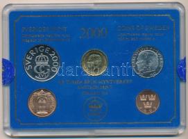 Svédország 2000. 50ö - 10K (4xklf) forgalmi sor műanyag tokban, emlékéremmel T:UNC karcos tok Sweden 2000. 50 Öre - 10 Kronor (4xdiff) coin set in plastic case, with an commemorative medallion C:UNC scratched case