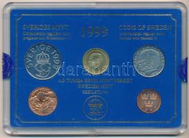 Svédország 1999. 50ö - 10K (4xklf) forgalmi sor műanyag tokban, emlékéremmel T:UNC karcos tok Sweden 1999. 50 Öre - 10 Kronor (4xdiff) coin set in plastic case, with an commemorative medallion C:UNC scratched case