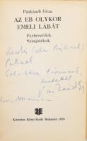 Páskándi Géza: Az eb olykor emeli lábát. Párbeszédek, színjátékok. DEDIKÁLT! Bukarest, 1970, Kriterion. Kiadói kartonált kötés, sérült gerinc, sérült papír védőborító, kopottas állapotban.