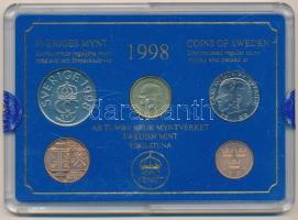 Svédország 1998. 50ö - 10K (4xklf) forgalmi sor műanyag tokban, emlékéremmel T:UNC karcos tok Sweden 1998. 50 Öre - 10 Kronor (4xdiff) coin set in plastic case, with an commemorative medallion C:UNC scratched case