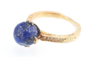 Aranyozott ezüst (Ag) gyűrű, lapis lazulival (5,81ct) és fehér topázzal 0,06. Jelzett, br 3,58 g tan...