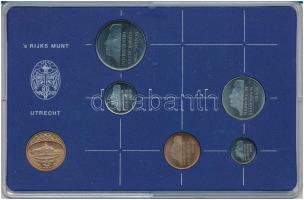 Hollandia 1983. 5c-2 1/2G (5xklf) forgalmi sor műanyag tokban, pénzverdei zsetonnal T:UNC Netherlands 1983. 5 Cent - 2 1/2 Gulden (5xdiff) coin set in plastic case and Coin Mint jeton C:UNC