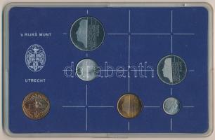 Hollandia 1982. 5c-2 1/2G (5xklf) forgalmi sor műanyag tokban, pénzverdei zsetonnal T:UNC Netherlands 1982. 5 Cent - 2 1/2 Gulden (5xdiff) coin set in plastic case and Coin Mint jeton C:UNC