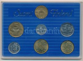 Finnország 1990. 5p - 5M (6xklf) forgalmi sor + pénzverdei zseton szettben, műanyag dísztokban T:UNC Finland 1990. 5 Penniä - 5 Markkaa (6xdiff) + mint token in set, in plastic case C:UNC