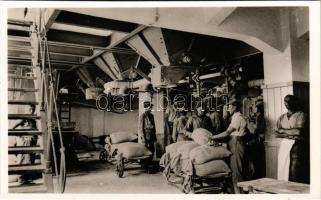 Aknaszlatina, Slatinské Doly, Szolotvino, Solotvyno (Máramaros); sómalom, belső, munkások zsákolás közben / salt mine, salt mill, interior with workers