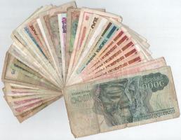 40db-os külföldi bankjegytétel, közte Szingapúr, Jugoszlávia, Lengyelország, Kambodzsa, Csehszlováki...