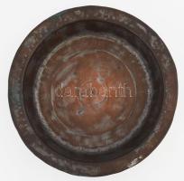 Réz edény. cca 15-18. sz., feltehetően magyar, vastag réz, d: 33 cm, m: 6,5 cm