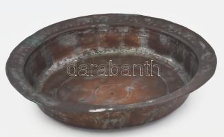 Réz edény. cca 15-18. sz., feltehetően magyar, vastag réz, d: 33 cm, m: 6,5 cm