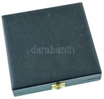 DN "Budapesten Akkreditált Katonai Attasék" egyoldalas, öntött bronz plakett, dísztokban (...