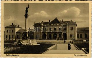 1940 Székesfehérvár, vasútállomás, Püspökkút (1928. június 24-én avatták fel az Országalma helyén, majd a vasútállomás előtti térre helyezték át 1937-ben, a háború után a püspökszobrokat eltávolították róla, ma a Piac téren áll) (EK)