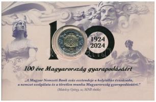 2024. 100Ft "100 éves a Magyar Nemzeti Bank" első napi veret díszcsomagolásban "07482" T:UNC