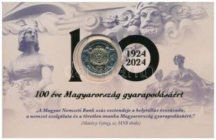 2024. 100Ft "100 éves a Magyar Nemzeti Bank" első napi veret díszcsomagolásban "07483" T:UNC