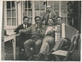 1935 Román válogatott labdarúgó csapat focistái mulatozás közben / Players of the Romanian National Football team having fun. photo (vágitt / cut) (10 x 7,7 cm)