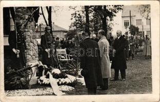 1944 Unggesztenyés, Iglincz, Iglinc, Linci, Lintsi (?); bevonulás után, hősök szobra, magyar katonák / entry of the Hungarian troops, military monument, Hungarian soldiers. photo (fl)