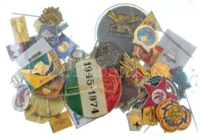 50db-os magyar és külföldi, főleg szocialista jelvényekből álló tétel T:vegyes