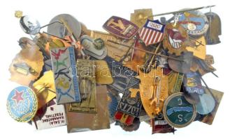 50db-os magyar és külföldi, főleg szocialista jelvényekből álló tétel T:vegyes