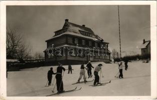 1943 Volóc, Volovec, Volovets; Az OMIH Idegenforgalmi és Népművészeti Háza, téli sport, síelők / tourist hotel, winter sport, ski