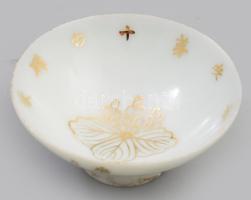 Japán porcelán katonai szakés csésze. cca 1940-1944, császárfa levéllel és kalligráfiával díszítve, sérült, d: 8 cm