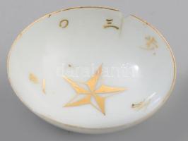 Japán porcelán katonai szakés csésze. cca 1940-1944, csillaggal és kalligráfiával díszítve, sérült, d: 8 cm